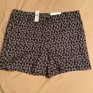 Loft mid-rise 6” shorts size 12. Black with white pineapple design. Brand new